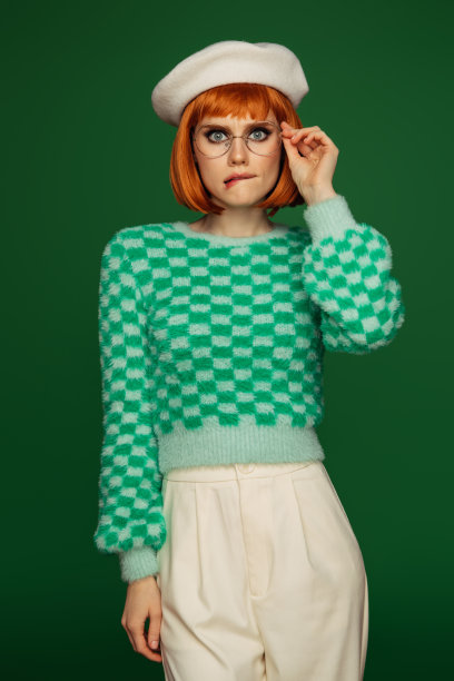 美丽的情感女人与明亮的妆容图片下载