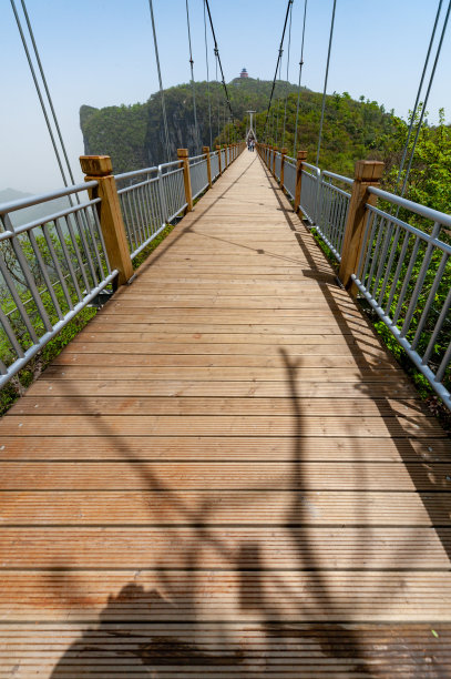 张家界国家公园的天门山吊桥和空中栈道，中国湖南省张家界天门山索桥图片下载