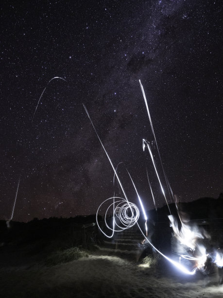 星光在星夜中摇曳图片下载