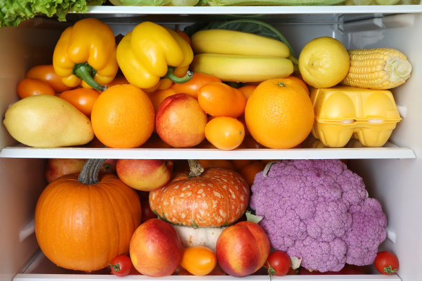 开式冰箱的含量。产品颜色饮食。有机水果,蔬菜。彩虹食物在冰箱，冷冻室。健康，膳食营养多彩图片下载