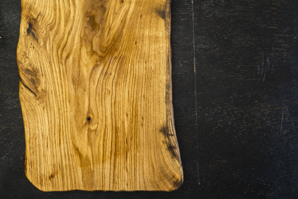 空旧橡木砧板在乡村风格的黑色木制背景。平的。模型做饭。质量很好。副本的空间。图片下载