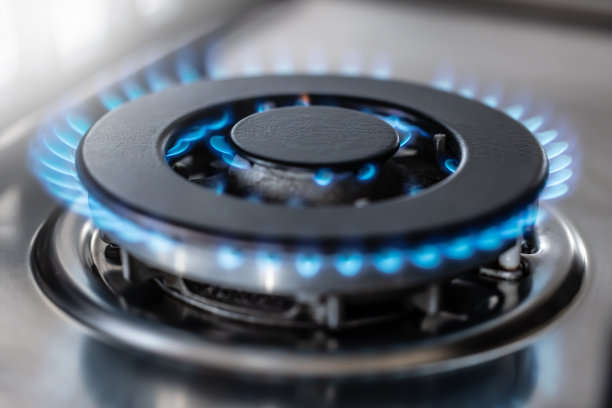 燃气燃烧器燃烧时发出的蓝色火焰就像家庭厨房或酒店餐厅的丙烷丁烷炉一样。图片下载