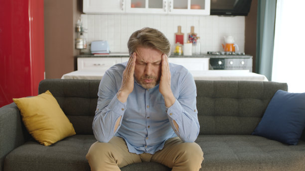 男人因疼痛和偏头痛而产生无助和压力性头痛。图片下载