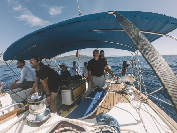 朋友在帆船上图片下载