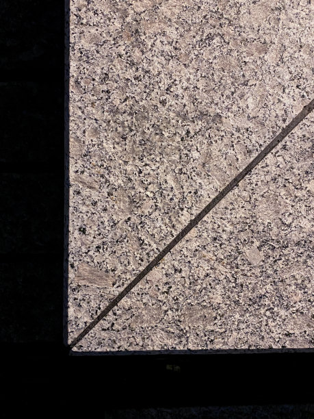 石头边缘和黑暗。图片下载