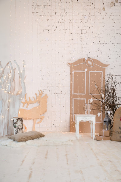 梦幻风格的美丽工作室设计。神话般的复古照片区与一个神奇的橱柜，灯笼，礼物，组成与桌子和香槟杯，鹿，树和闪闪发光的花环在背景图片下载