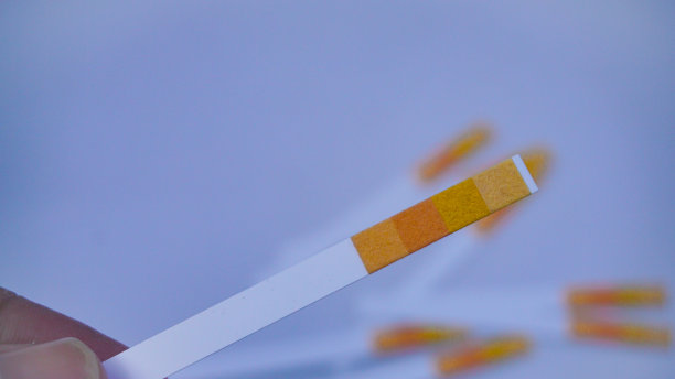 分离在白色背景上的石蕊试纸-带酸性测试的通用ph纸指示纸图片下载