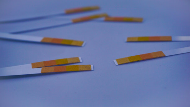 分离在白色背景上的石蕊试纸-带酸性测试的通用ph纸指示纸图片下载