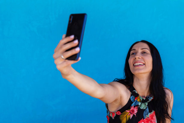 年轻女子发来自拍照图片下载