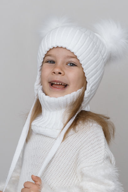 穿着冬装的年轻女孩的肖像图片下载