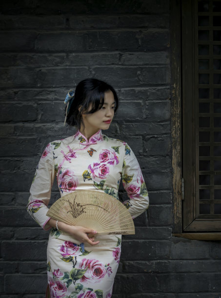 身穿旗袍的女子肖像图片下载