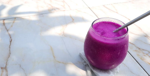 火龙果汁放在大理石桌上图片下载