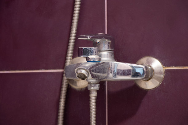 乌克兰一间公寓的浴室，白红色瓷砖，住宅公寓的浴室内部图片下载