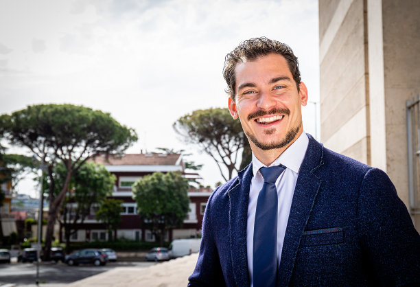 一个穿着西装打着领带的漂亮商人的肖像。图片下载