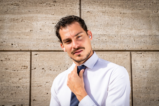 漂亮的商人正在用他的智能手机打商务电话。图片下载