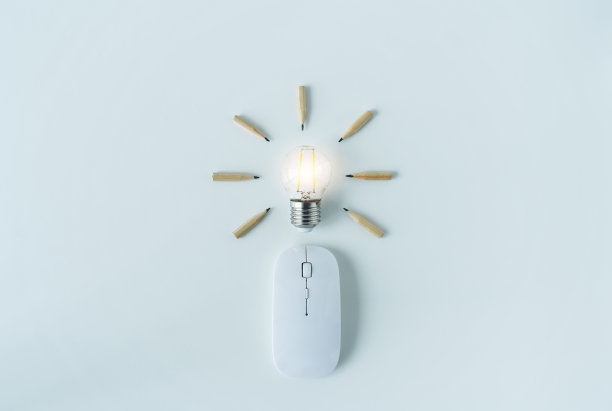 明亮或发光的灯泡与铅笔。成功理念、企业成长概念和教育知识。商人工作或学生学习技能的发展和提高图片下载