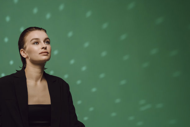 一个穿着黑色西装的年轻女子的肖像图片下载