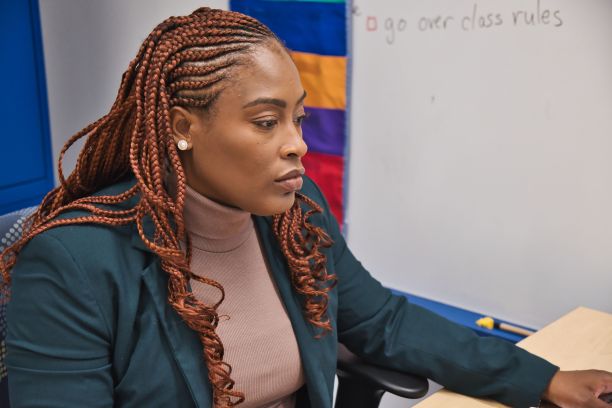 自信的非裔美国老师在办公室准备上课图片下载