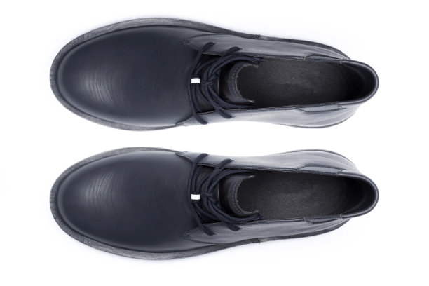 经典的男性皮鞋孤立在白色，俯视图。图片下载