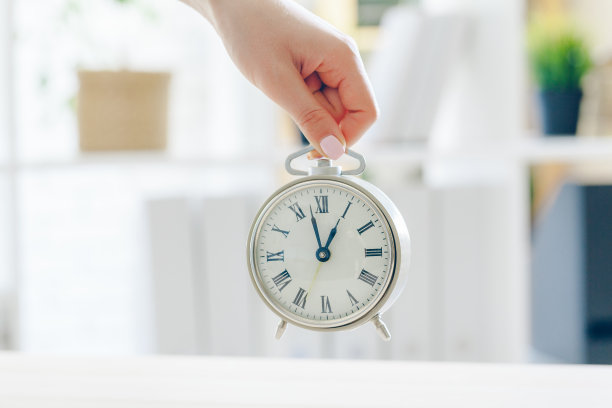 闹钟。该醒醒了。图片下载