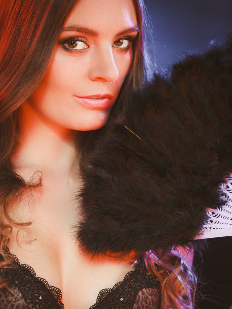 手持狂欢羽扇的女子。图片下载