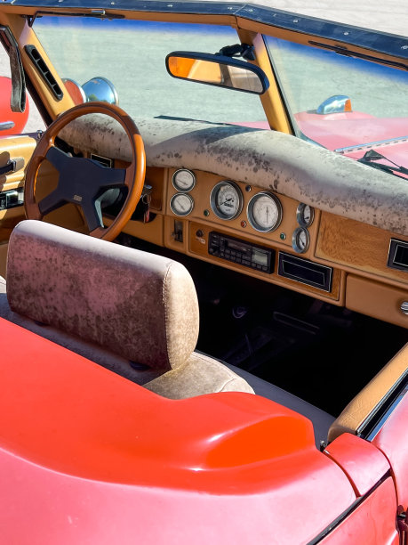 一辆老式汽车的内饰图片下载