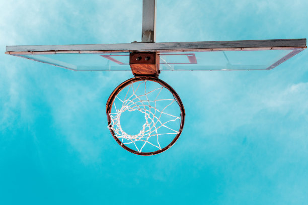 体育和篮球。篮筐的底视图。蓝天为背景。本空间图片下载