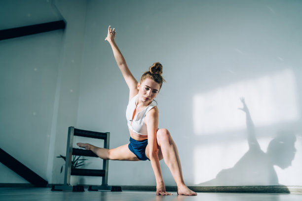 严肃的女人在课堂上伸展身体图片下载