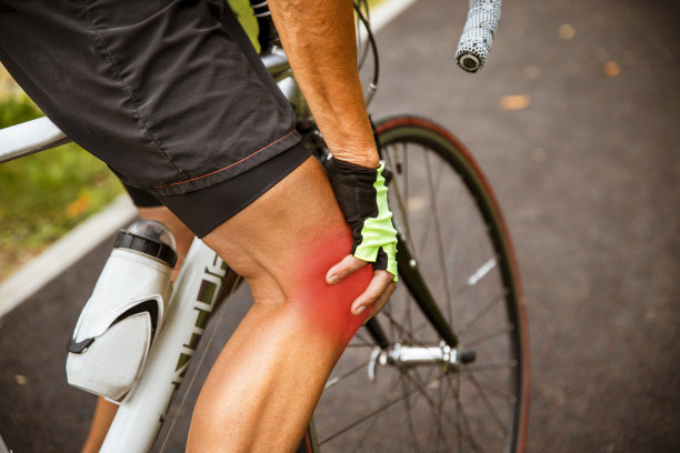 在户外骑自行车时膝盖抽筋图片下载