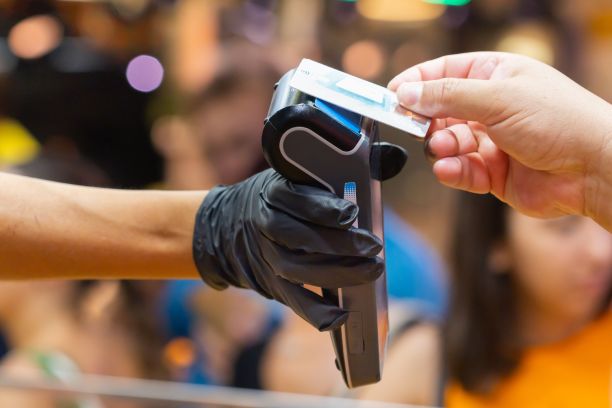 在市场上用信用卡付款。图片下载