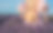 特写女子拿着一顶帽子和薰衣草花束在薰衣草田。图片下载