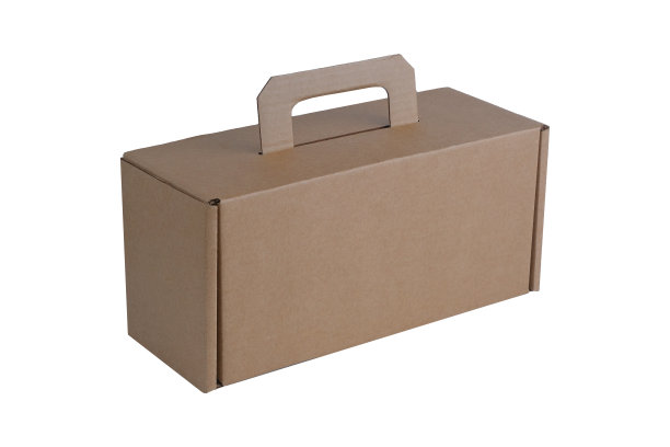 白底瓦楞纸板做的有把手的箱子。产品和货物运输的环保箱。图片下载