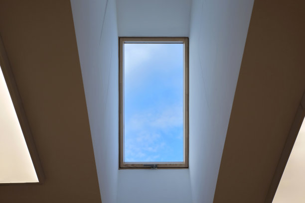 现代的绝缘天窗和天花板上的节能LED照明面板。图片下载