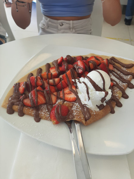 草莓可丽饼，酸奶巧克力冰淇淋图片下载