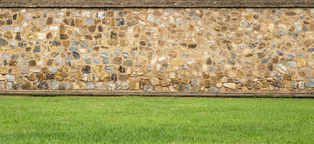 园林景观设计中，古色古香的石墙和绿色草坪尽收眼底图片下载