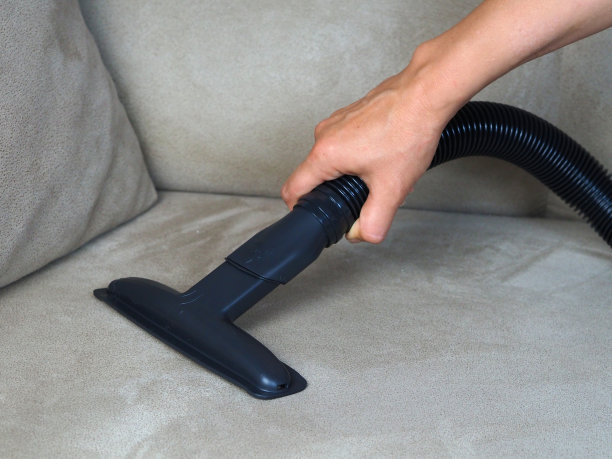 专业的喷嘴，使沙发枕头不沾灰尘图片下载