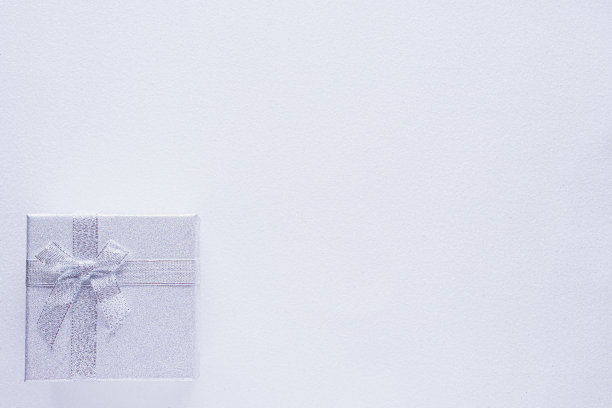 银色礼盒上闪闪发光的白色背景与复制空间。前视图。圣诞节，情人节或生日派对的概念。贺卡,框架。平的。图片下载
