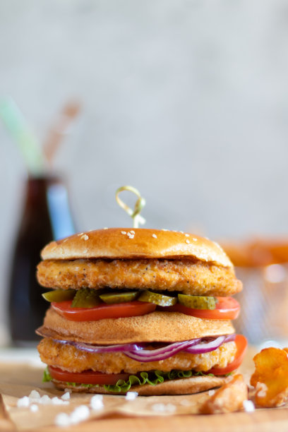 鸡肉汉堡配一瓶可口可乐，背景是土豆角图片下载