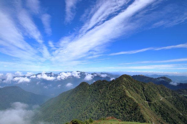 从秋日天空Kamegamori山顶看西黑森(爱媛县四国)图片下载