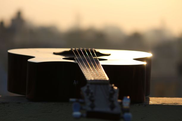 阳光下吉他琴弦的特写镜头图片下载