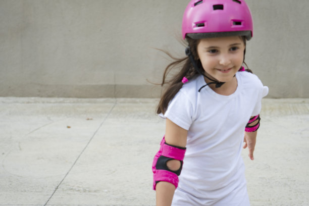 可爱的小女孩穿着旱冰鞋图片下载