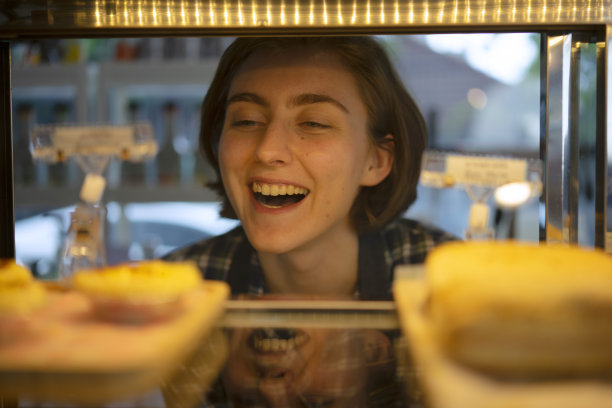 年轻的企业家在咖啡馆工作。图片下载