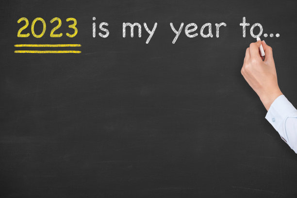 2023年是我在黑板背景上手绘的年份图片下载