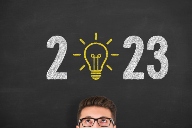 新年2023的想法解决方案概念在人的头在黑板背景图片下载