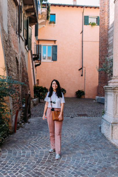 女游客在维罗纳街摆姿势拍照图片下载
