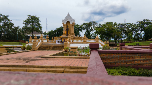公园里东方宗教寺庙的美丽照片图片下载