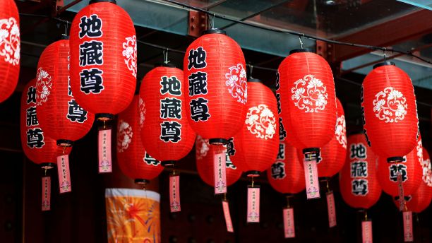 中秋节的传统灯笼颜色各异图片下载