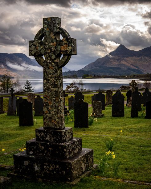 位于苏格兰高地的苏格兰十字墓碑和公墓图片下载