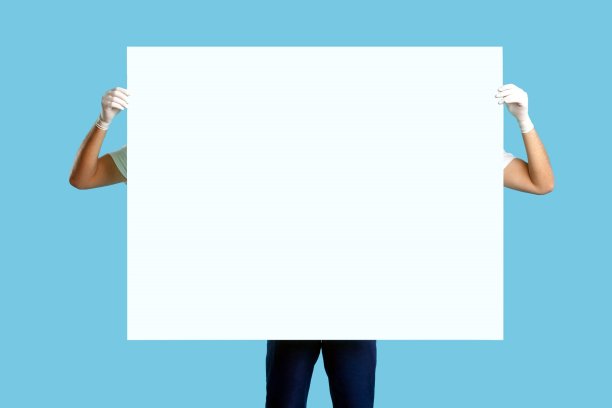 戴防护手套的工人在大型空白海报模板后方隐藏，样机留白图片下载