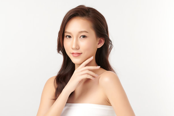 美丽年轻的亚洲女性与清洁新鲜的皮肤在白色的背景，面部护理，面部治疗，美容，美容和水疗，亚洲女性肖像。图片下载